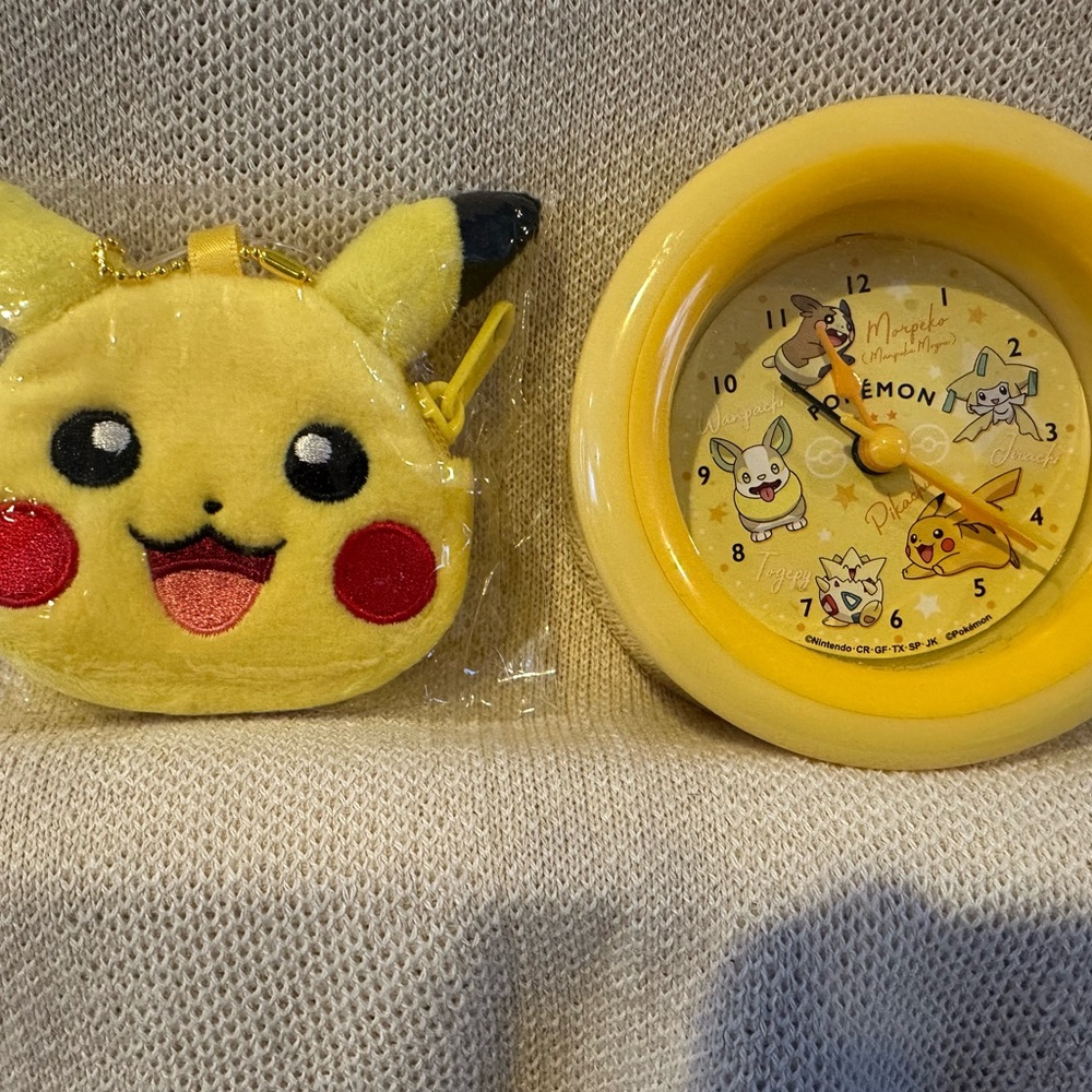 Pokémon Yellow Bundle:(2 items: clock & pouch)